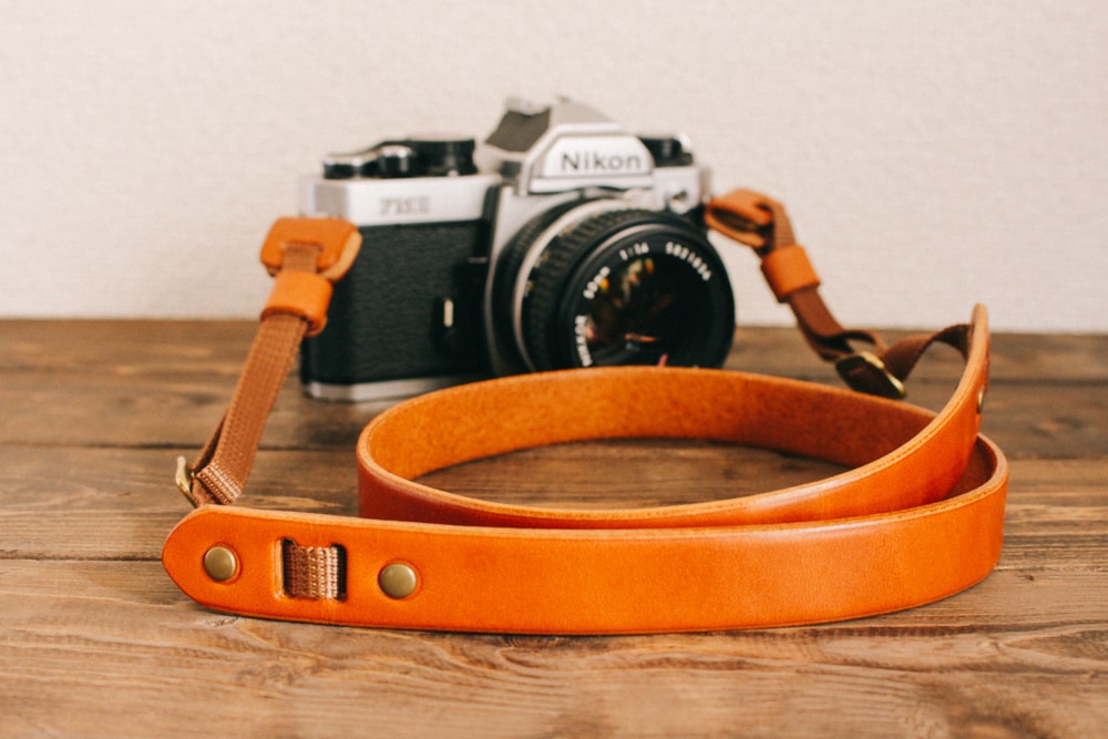 シンプルな革のカメラストラップ 革小物のDuram Online Shop