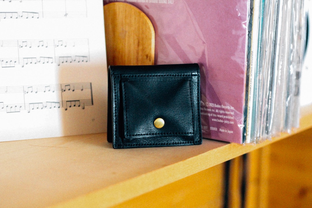 コンパクトな小銭入れ付き二つ折り財布 | DURAM ヴォーノ二つ折り財布 22009