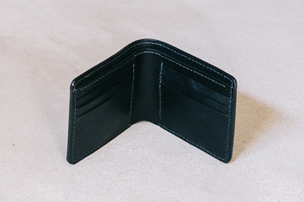 黒の二つ折り財布