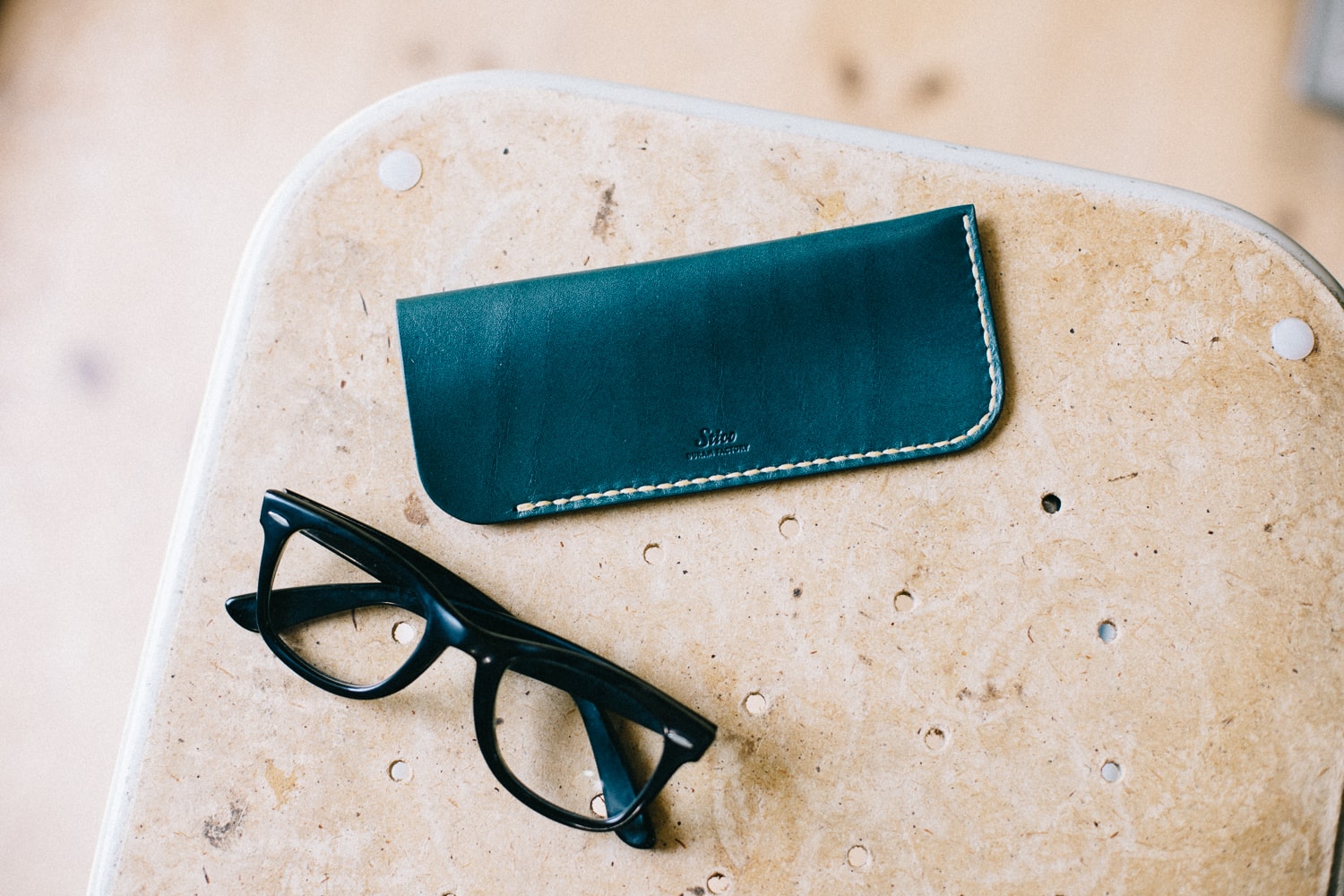 シンプルな手縫いのメガネケース - 革財布・革小物のDURAM FACTORY