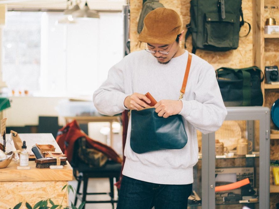 革のサコッシュ（Navy×Brown）